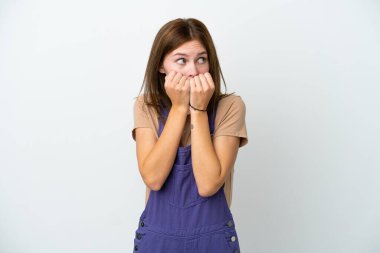 Beyaz arka planda izole edilmiş genç bir İngiliz kadın gergin ve korkmuş bir şekilde elleriyle suni teneffüs yapıyor.