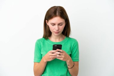 Genç İngiliz kadın cep telefonu kullanarak beyaz arka planda izole edildi