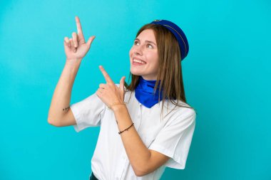 Uçak hostesi İngiliz kadın mavi arka planda izole edilmiş işaret parmağıyla işaret etmek harika bir fikir.