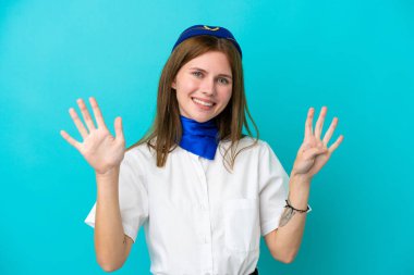 Uçak hostesi İngiliz kadın mavi arka planda izole edilmiş dokuzlu parmaklarla sayıyor