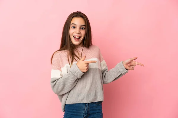 Menina Isolada Fundo Rosa Surpreso Apontando Lado — Fotografia de Stock