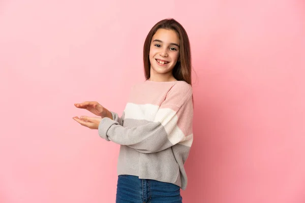 Menina Isolada Fundo Rosa Aplaudindo — Fotografia de Stock