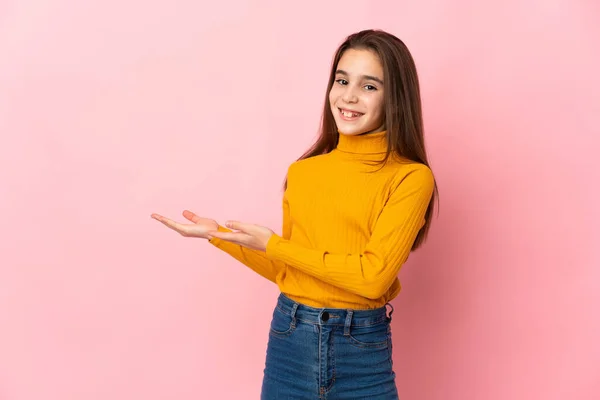 Klein Meisje Geïsoleerd Roze Achtergrond Reikende Handen Aan Zijkant Voor — Stockfoto