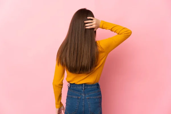 Klein Meisje Geïsoleerd Roze Achtergrond Achterste Positie Denken — Stockfoto