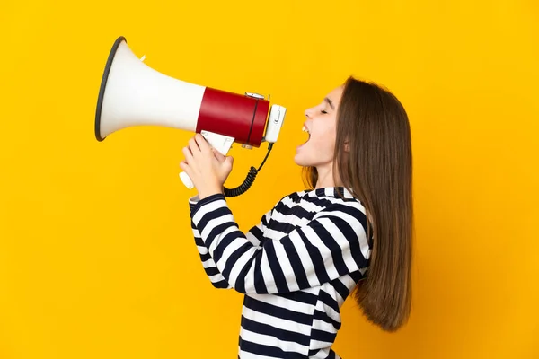 Little Girl Isolated Yellow Background Shouting Megaphone Announce Something Lateral — Stock Photo, Image