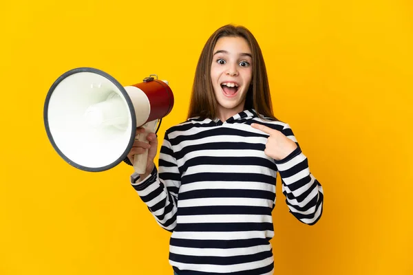 Niña Aislada Sobre Fondo Amarillo Sosteniendo Megáfono Con Expresión Facial — Foto de Stock