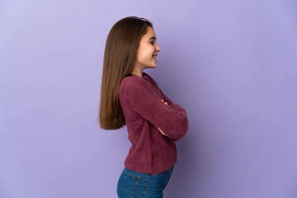 Klein Meisje Geïsoleerd Paarse Achtergrond Laterale Positie — Stockfoto