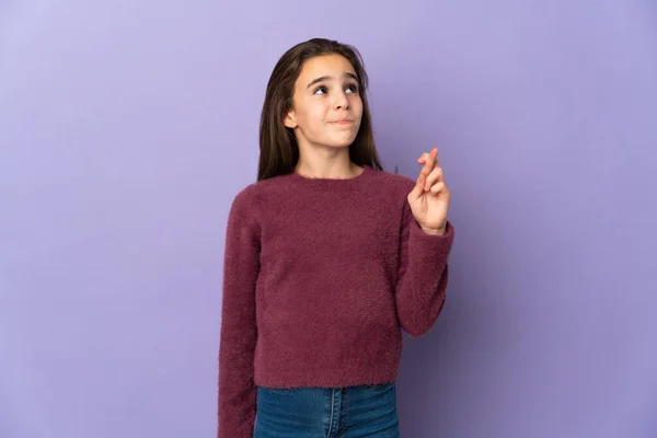 Menina Isolada Fundo Roxo Com Dedos Cruzando Desejando Melhor — Fotografia de Stock