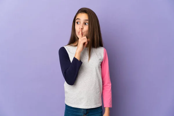 Niña Aislada Sobre Fondo Púrpura Mostrando Gesto Silencio Poniendo Dedo —  Fotos de Stock