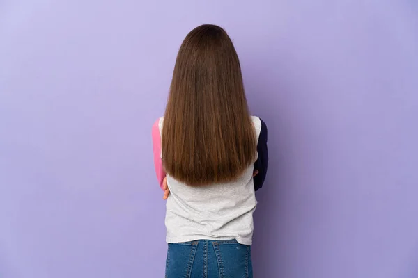 Niña Aislada Sobre Fondo Púrpura Posición Trasera —  Fotos de Stock