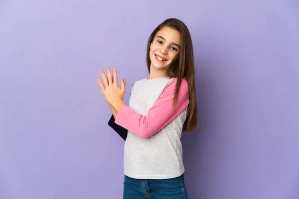 Ragazzina Isolata Sfondo Viola Tramando Qualcosa — Foto Stock