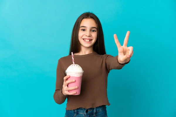 Liten Flicka Med Jordgubbsmjölkshake Isolerad Blå Bakgrund Ler Och Visar — Stockfoto