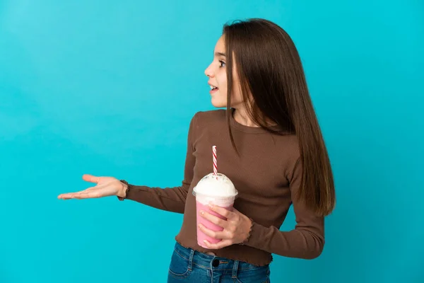 Liten Flicka Med Jordgubbsmjölkshake Isolerad Blå Bakgrund Med Överraskning Uttryck — Stockfoto