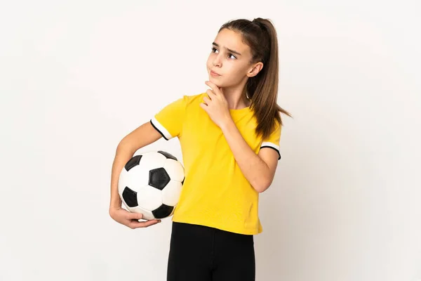 Beyaz Arka Planda Izole Edilmiş Küçük Futbolcu Kızın Şüpheleri Var — Stok fotoğraf