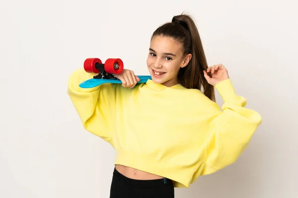Klein Meisje Geïsoleerd Witte Achtergrond Met Een Skate — Stockfoto