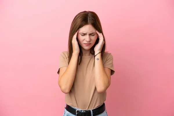 Junge Engländerin Isoliert Auf Rosa Hintergrund Mit Kopfschmerzen — Stockfoto