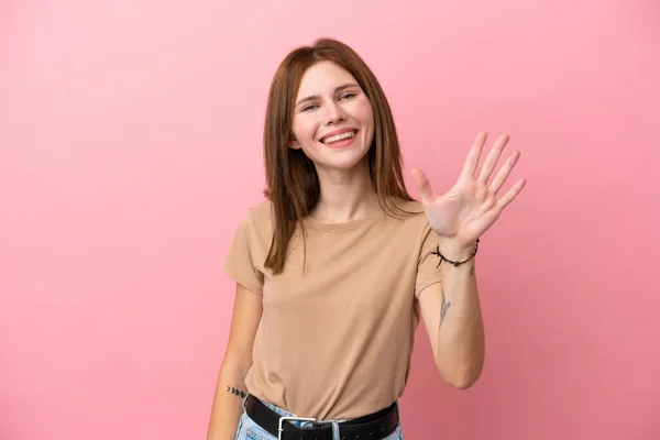 Jong Engels Vrouw Geïsoleerd Roze Achtergrond Tellen Vijf Met Vingers — Stockfoto