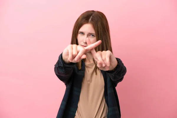 Mladá Anglická Žena Izolované Růžovém Pozadí Dělat Stop Gesto Rukou — Stock fotografie