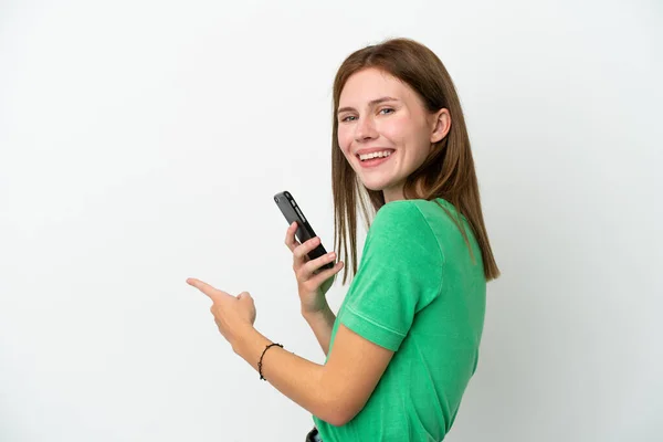 Junge Engländerin Isoliert Auf Weißem Hintergrund Mit Handy Und Zeigt — Stockfoto