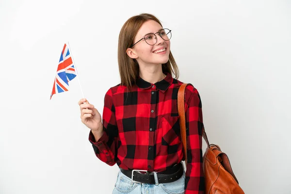 举着英国国旗的年轻女子 背景是蓝色的 一边高瞻远瞩 一边思考问题 — 图库照片