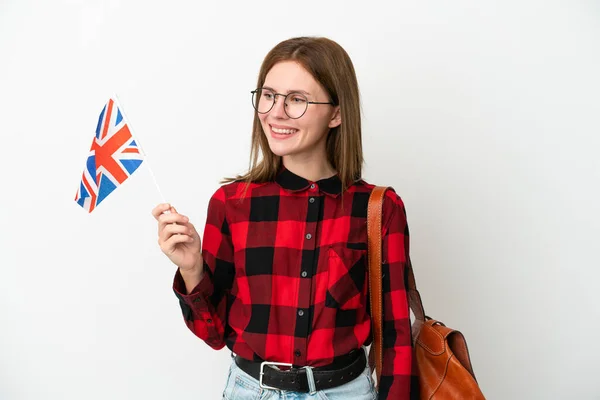 Mladá Žena Drží Vlajku Spojeného Království Izolované Modrém Pozadí Dívá — Stock fotografie