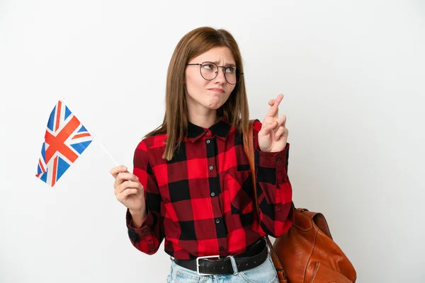 Mladá Žena Drží Vlajku Spojeného Království Izolované Modrém Pozadí Prsty — Stock fotografie