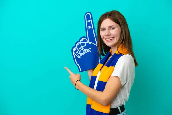 Jeune Fan Sport Femme Isolée Sur Fond Bleu Pointant Vers — Photo