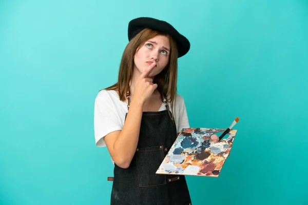 Młoda Artystka Angielska Kobieta Trzyma Paletę Odizolowanych Niebieskim Tle Mając — Zdjęcie stockowe