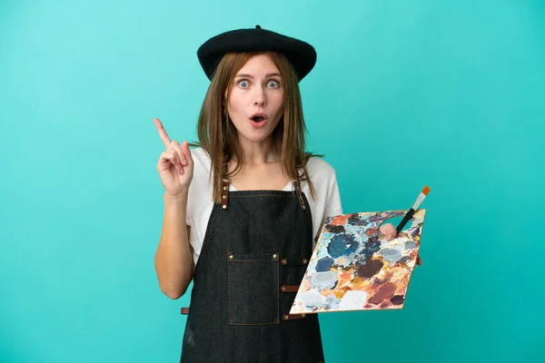 Joven Artista Inglesa Sosteniendo Una Paleta Aislada Sobre Fondo Azul —  Fotos de Stock