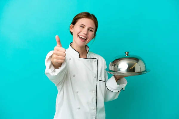 Junge Köchin Mit Tablett Isoliert Auf Blauem Hintergrund Mit Erhobenem — Stockfoto