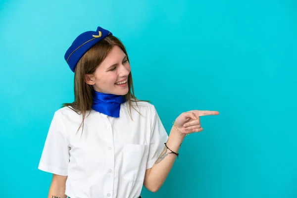 Flugzeugstewardess Englische Frau Isoliert Auf Blauem Hintergrund Zeigt Mit Dem — Stockfoto