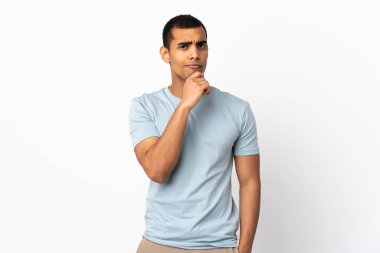 Afrika kökenli Amerikalı bir adam soyutlanmış beyaz arka plan düşüncesi