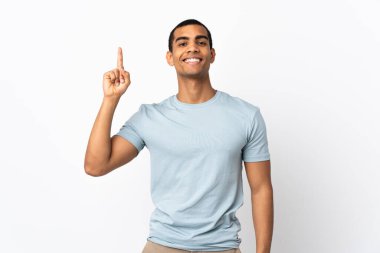 İzole edilmiş beyaz arka planı olan Afrikalı Amerikalı bir adam harika bir fikre işaret ediyor.