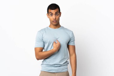 İzole edilmiş beyaz arka planı olan Afrikalı Amerikalı bir adam kendini işaret ediyor.