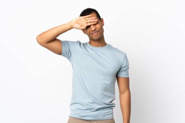 Yorgun ve hasta bir ifadeyle izole edilmiş beyaz arka planı olan Afrikalı Amerikalı bir adam