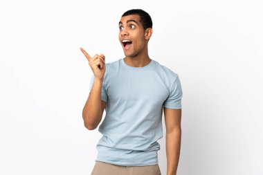 İzole edilmiş beyaz arka planı olan Afro-Amerikalı bir adam parmağını kaldırarak çözümü anlamaya çalışıyor.