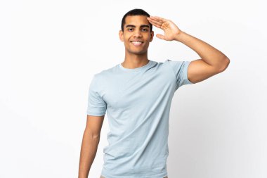 Afro-Amerikalı erkek izole edilmiş beyaz arka planda mutlu bir ifadeyle selamlıyor.