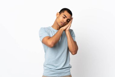 Afro-Amerikalı erkek, izole edilmiş beyaz arka planda uyku jesti yapıyor.