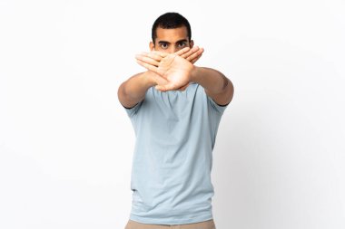 Beyaz arka plan üzerinde Afrika kökenli Amerikalı bir adam bir eylemi durdurmak için eliyle dur hareketi yapıyor.