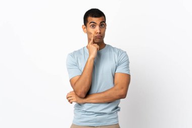Afrika kökenli Amerikalı bir adam soyutlanmış beyaz arka plan ve düşünce