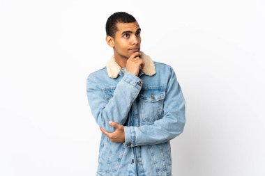 Afrika kökenli Amerikalı bir adam izole edilmiş beyaz arka plan ve yukarı bakıyor