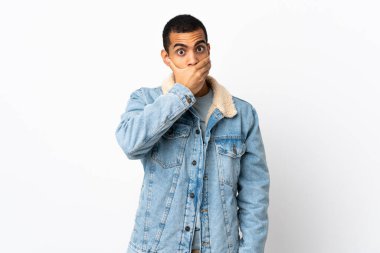 İzole edilmiş beyaz arka planda ağzı elle kaplayan Afro-Amerikalı bir adam.