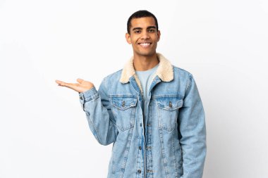 Afro-Amerikalı bir adam, izole edilmiş beyaz arka plan üzerinde bir ilan vermek için avucunun içinde hayali bir fotokopi makinesi tutuyor.