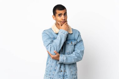 İzole edilmiş beyaz arka planı olan Afrikalı Amerikalı bir adam.