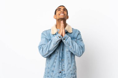 İzole edilmiş beyaz arka plan üzerinde Afrika kökenli Amerikalı bir adam avuç içini bir arada tutuyor. İnsan bir şey ister.