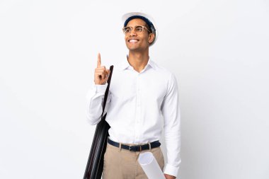 Miğferli ve elinde izole edilmiş beyaz arkaplan üzerine planlar tutan Afrikalı Amerikalı mimar harika bir fikre işaret ediyor.