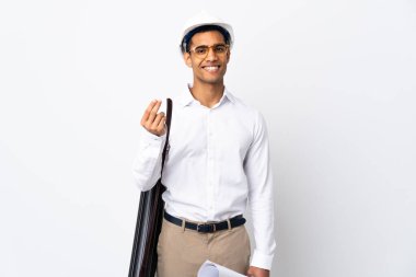 Miğferi olan ve izole edilmiş beyaz arka plan üzerinde planları olan Afrikalı Amerikalı mimar para hareketi yapıyor.