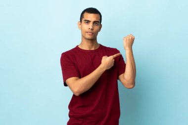 Afrika kökenli Amerikalı bir adam geç kalma jesti yapıyor.