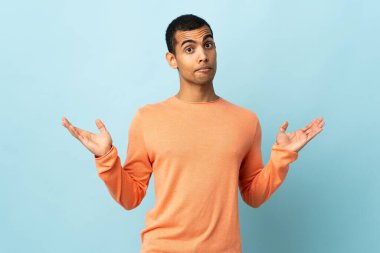 Afrika kökenli Amerikalı bir adam şüpheli davranışlar sergiliyor.