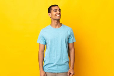 Afrika kökenli Amerikalı bir adam araştırırken bir fikir düşünüyor.